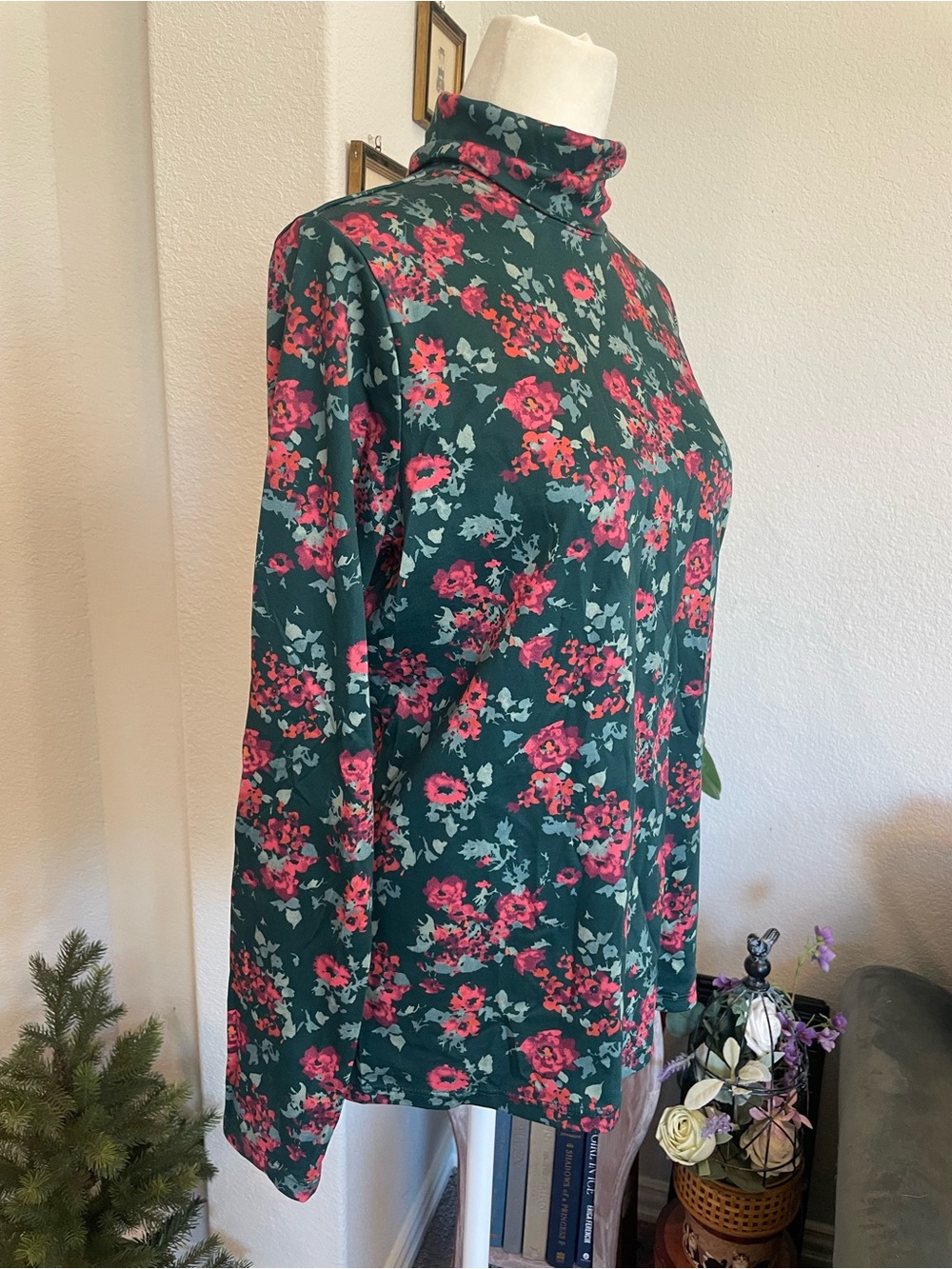 L.L.Bean Floral Turtleneck Long-Sleeve Green/red Flowers size M NNT